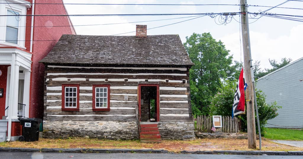 [Photo Story] LebTown tours the Chestnut Street Log House