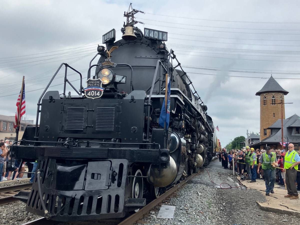 Big crowd turns out to see historic Big Boy train’s whistle stop in Lebanon city