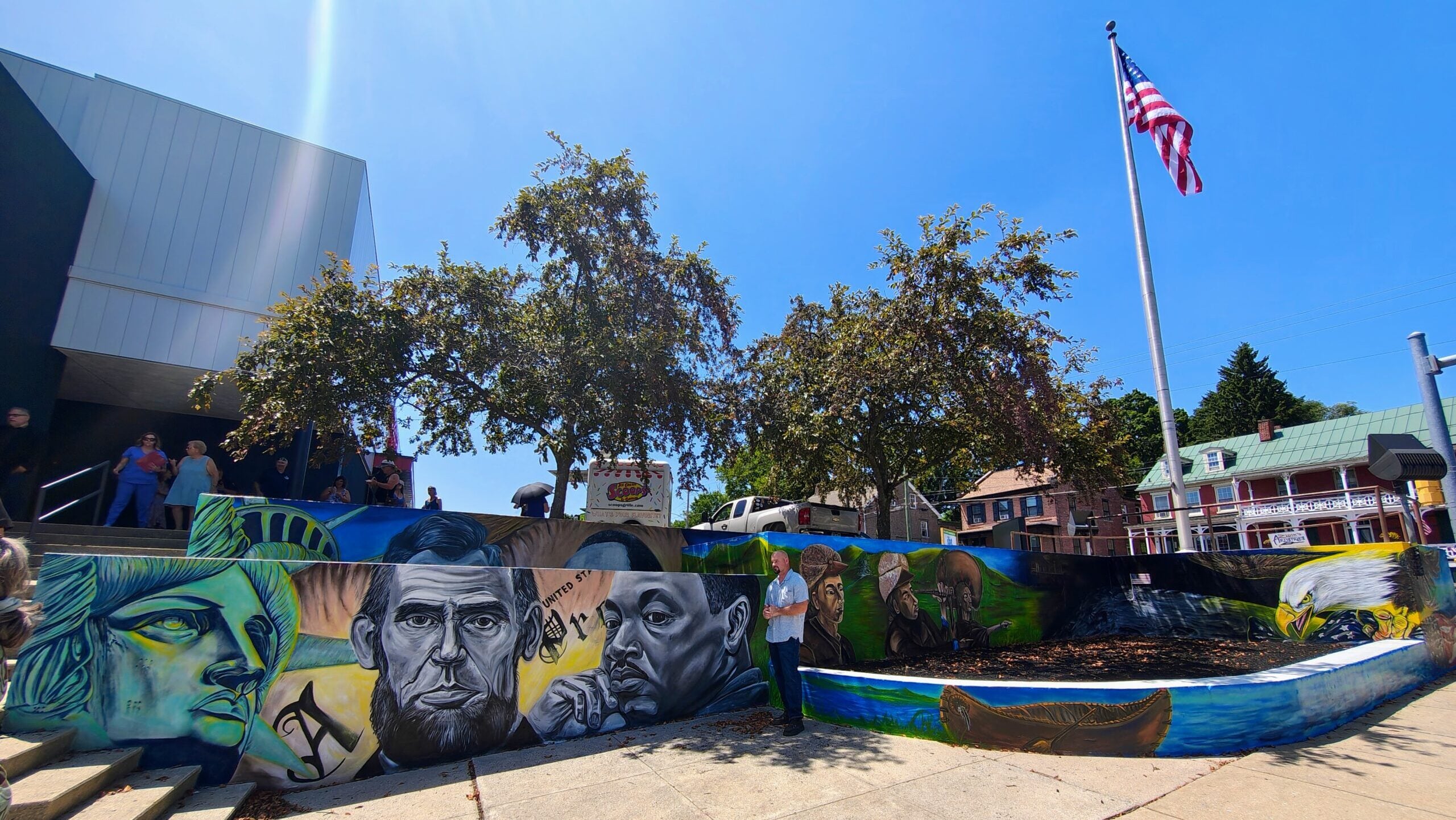 Patriotic mural unveiled at 9th and Maple